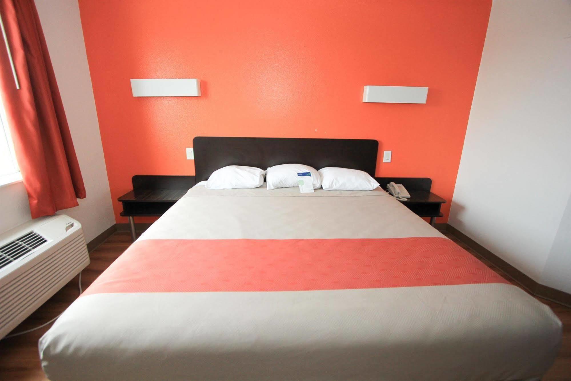 Hotel 6-san Antonio, Tx - Airport 2*